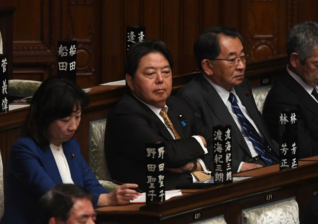 林芳正(左二)將出任岸田內閣新的內閣官房長官。圖/取自新華社