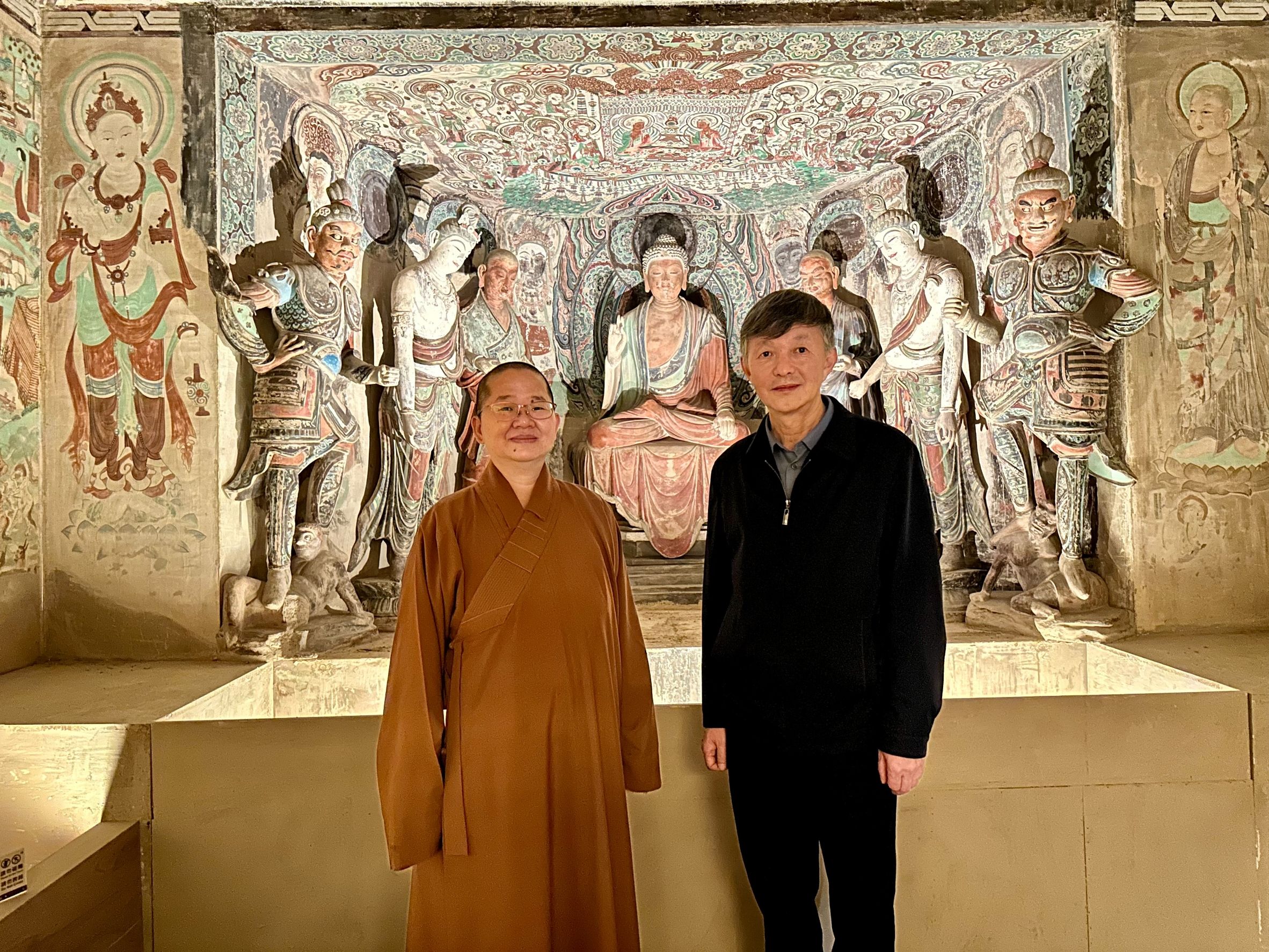 佛陀紀念館館長如常法師（左）與敦煌研究院院長蘇伯民（右）於展覽石窟前合影。圖/佛光山提供