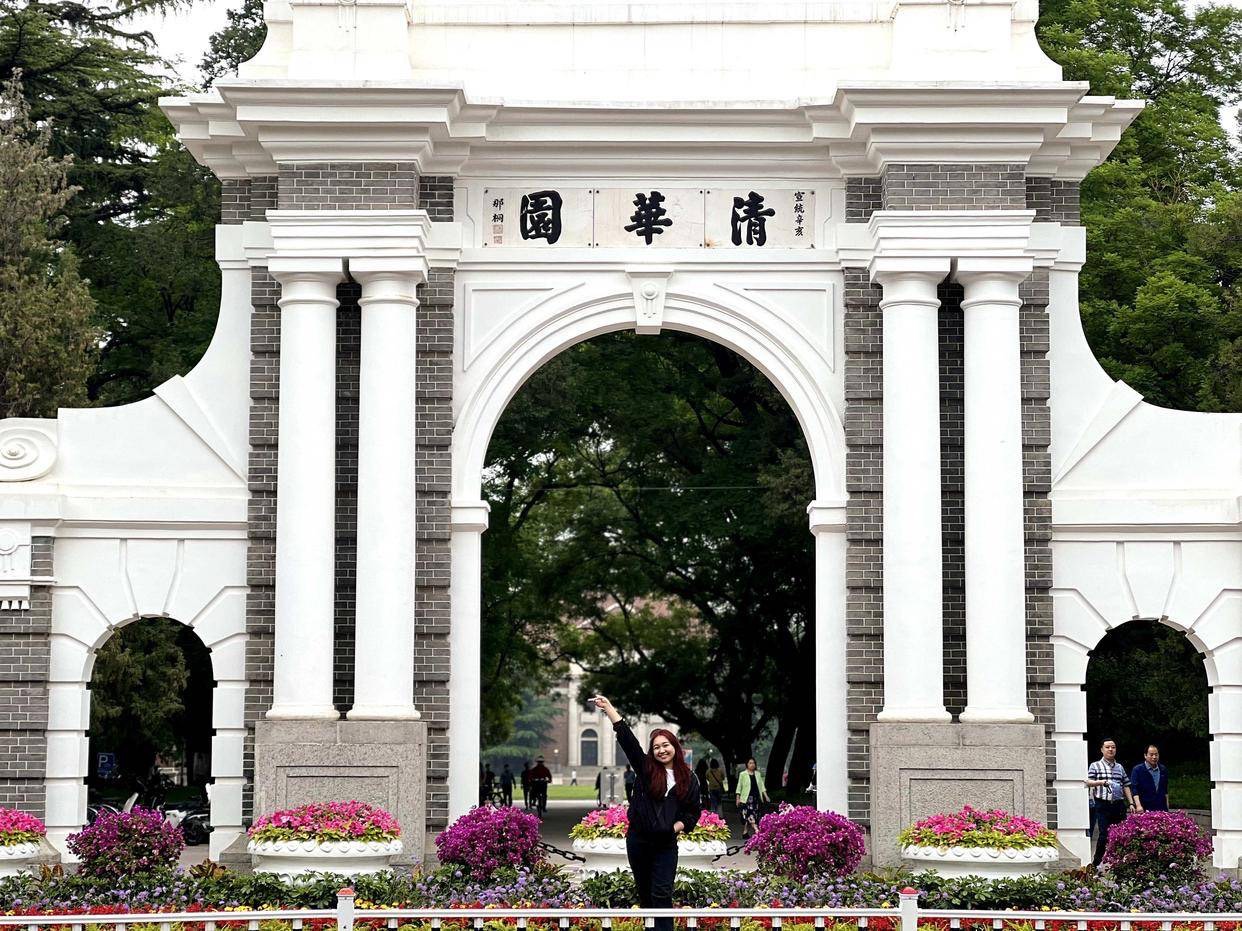 留學生在清華大學前留影。圖/取自新華社
