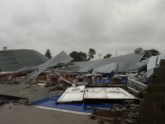 阿根廷中部港口城市布蘭卡遭強烈風暴重創，建物受損坍塌，災情慘重。圖/取自Mundo en Conflicto@MundoEConflicto