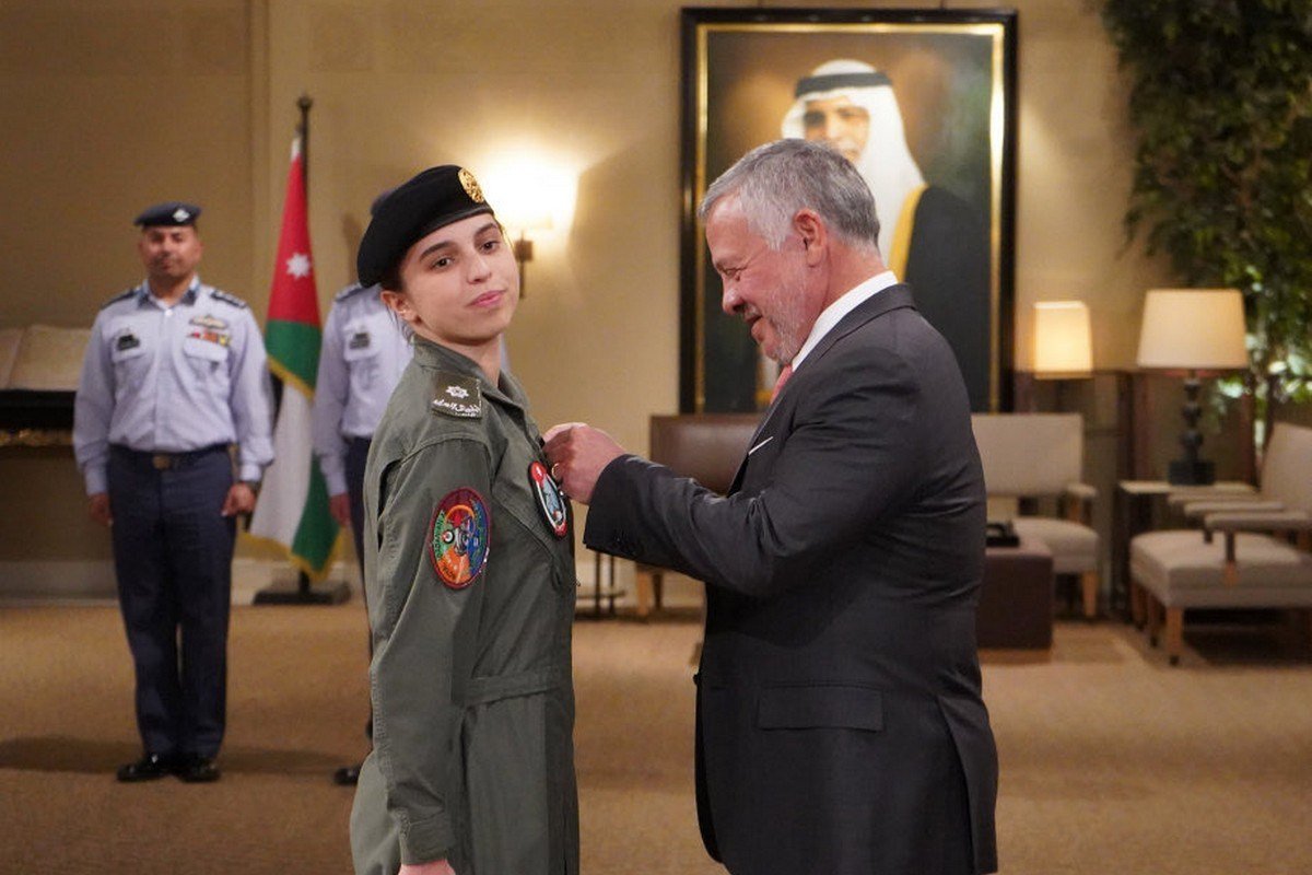 莎瑪公主（左）2021年接受父親約旦國王阿卜杜拉二世（右）授予軍階。圖/取自Blanche Victoria《推特》