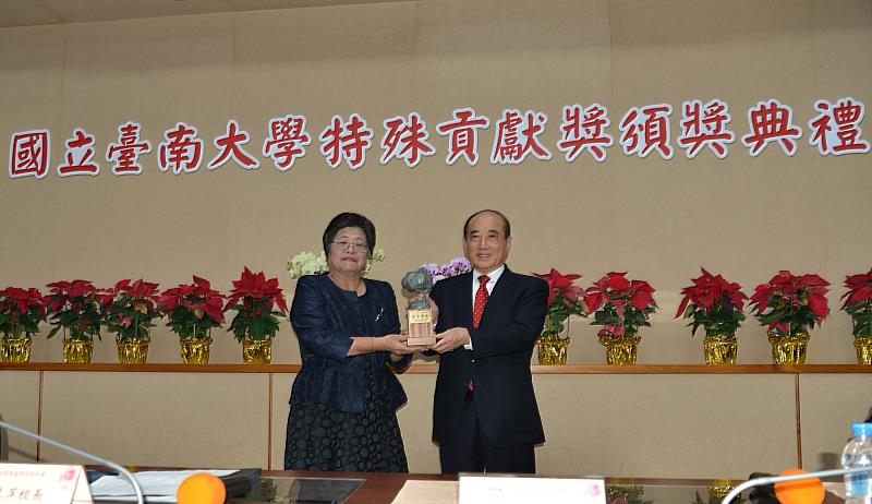 校長陳惠萍（左）代表師生感謝王金平前院長的支持。圖/國立台南大學提供