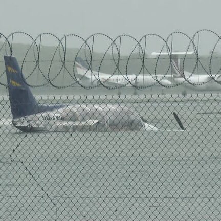 凱恩斯國際機場關閉，多架飛機泡在水中。圖/取自Richard《推特》