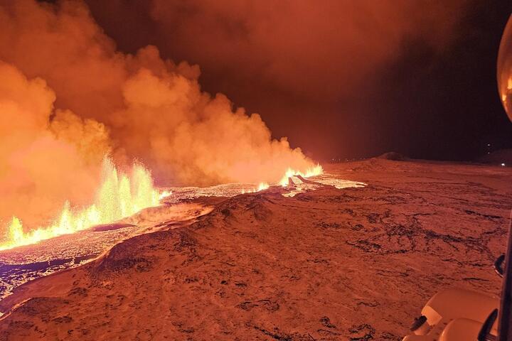 冰島火山大爆發，岩漿自長達4公里的地裂處噴出。圖/取自冰島海岸防衛隊《推特》
