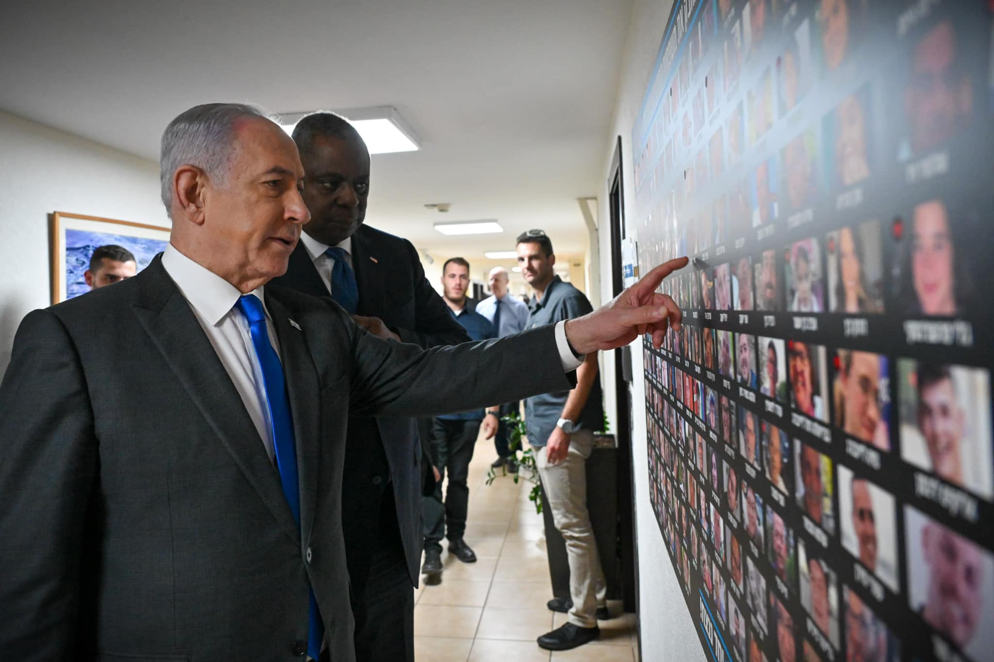 美國國防部長奧斯訪問以色列，在以色列總理納坦雅胡陪同下，觀看被解救的以國人質照片。圖/取自Benjamin Netanyahu臉書