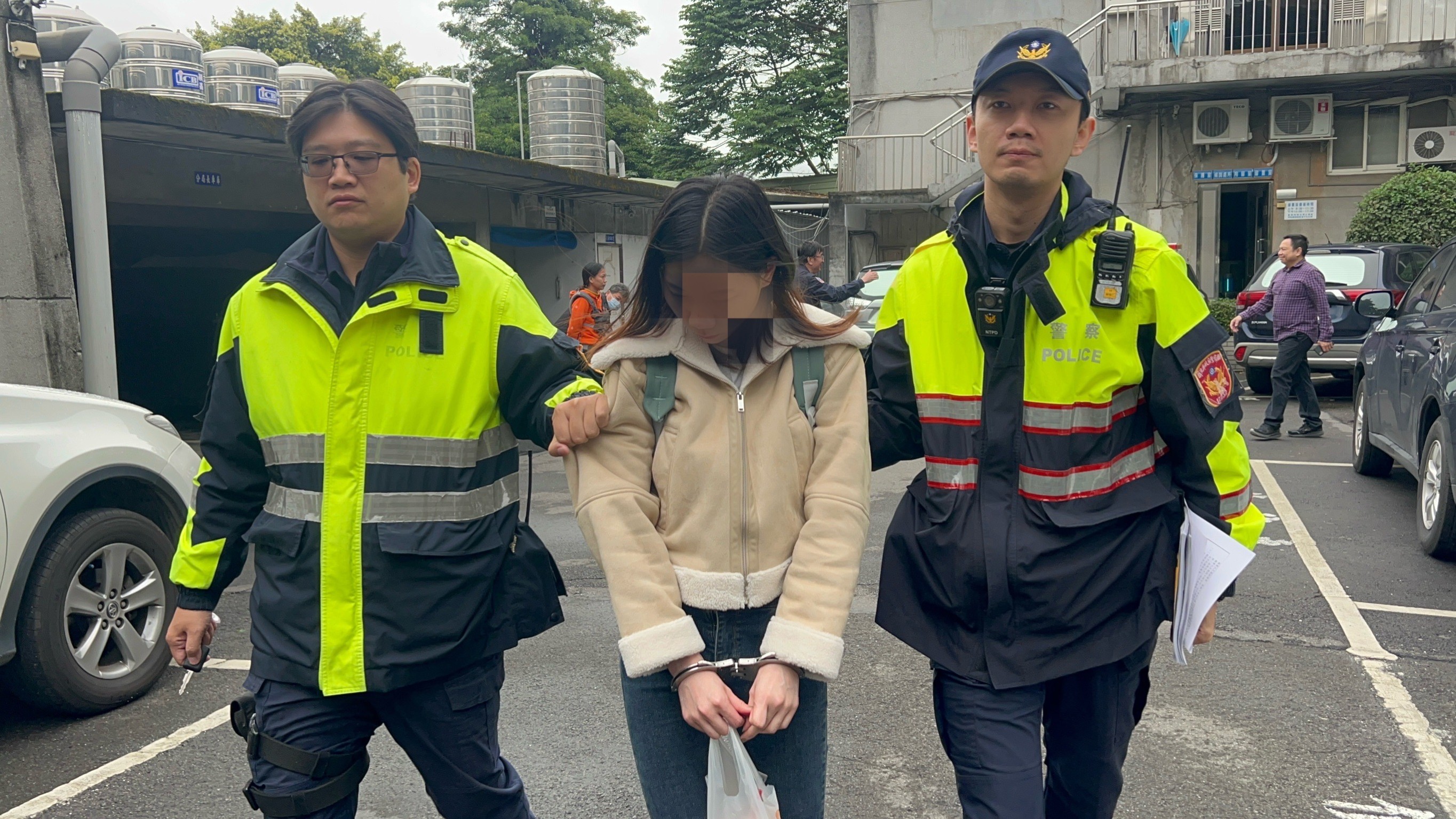 香港籍的蔡女來台當詐團車手遭警逮捕，目前已遭法院裁定羈押禁見。/警方提供