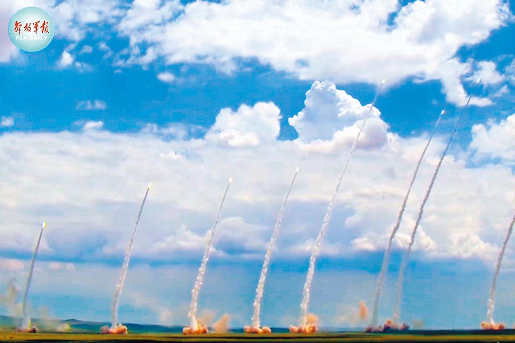 2020年9月，共軍在渤海沿岸軍演，火箭軍同時發射10枚東風11A飛彈。（圖／取自解放軍報微博）