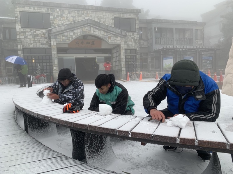 宜蘭太平山下起瑞雪，遊客喜迎銀色世界。圖/中央社