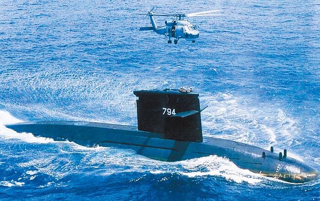海軍256戰隊海虎潛艦21日因裝備脫落，由於瞬間湧浪大，目前3人失蹤，連夜搜救中。圖／取自中華民國海軍官網