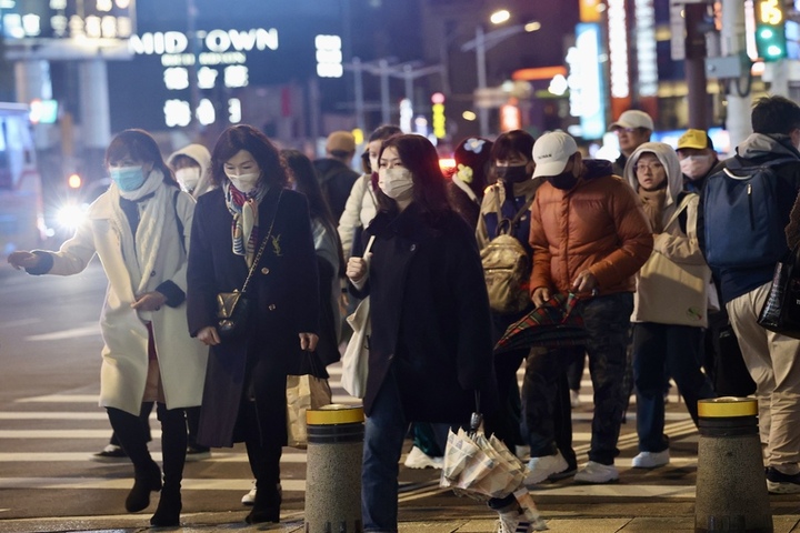 今晚是平安夜，又有大陸冷氣團來臨，外出請注意保溫。圖/中央社