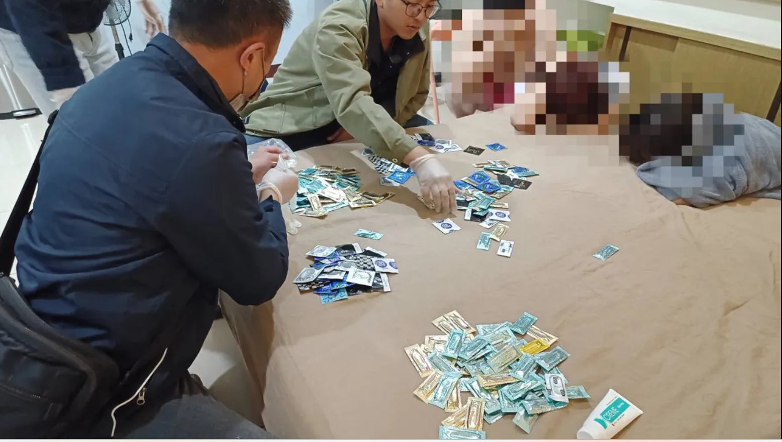 警方在現場查扣近300個保險套與潤滑油。圖/台南市警方提供