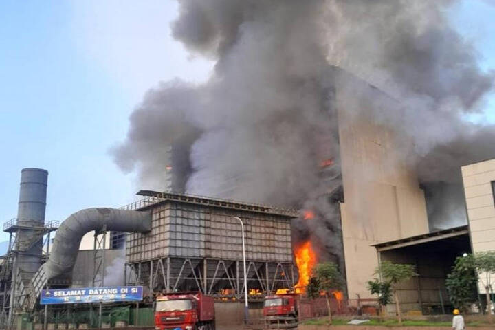 印尼青山不鏽鋼有限公司的鎳冶煉爐引發大火。圖/取自Daeng Info《推特》
