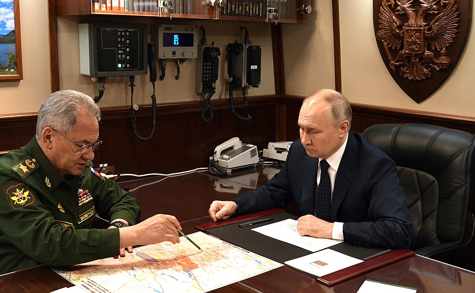俄羅斯防長蕭依古（左）向普丁（右）彙報宣稱，俄軍已奪下馬林卡鎮。圖/取自President of Russia官網