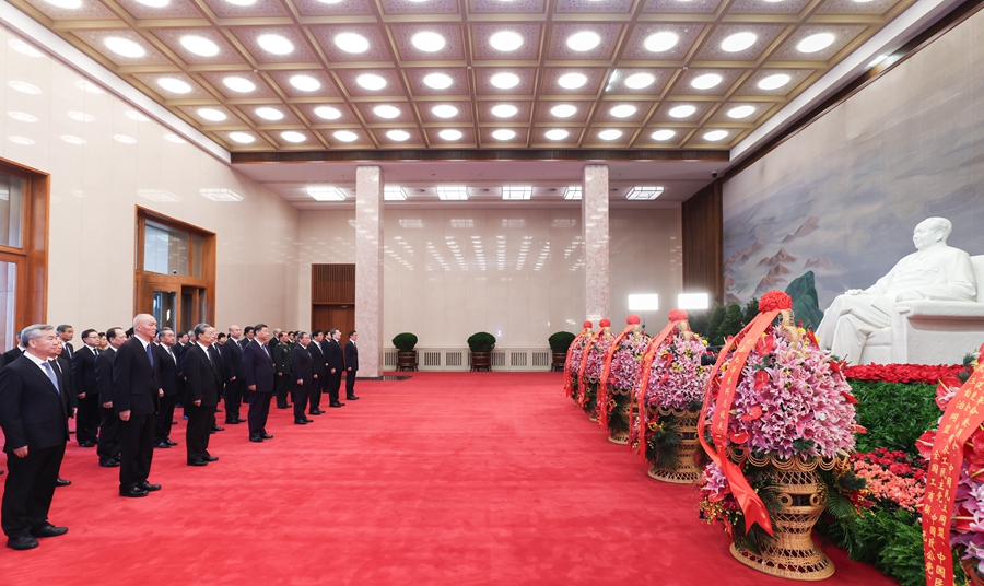 習近平率六常委等人向毛澤東紀念堂毛像獻花。央視