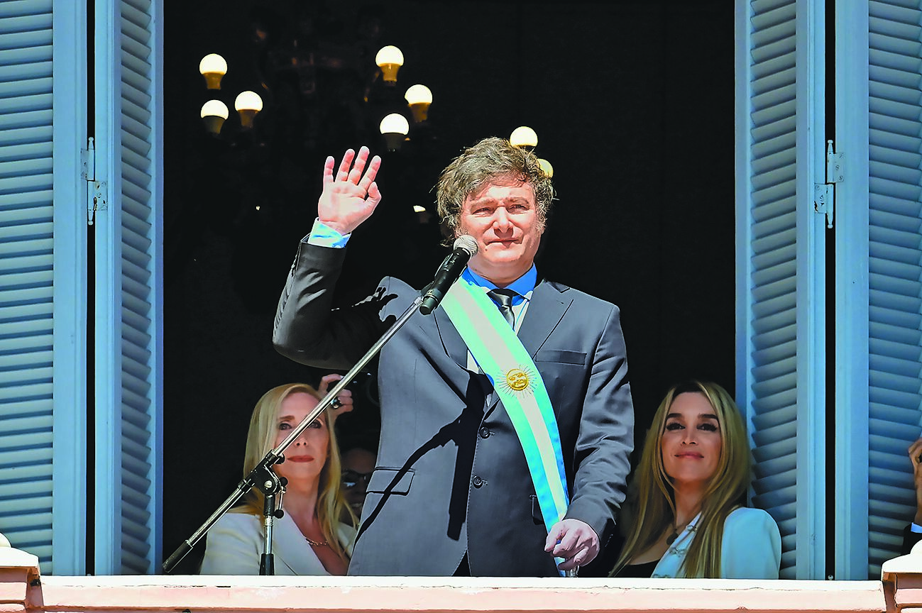 阿根廷新任總統米雷伊宣布，不再與前朝僱用的公務員續約。圖為米雷伊宣示就職。取自新華社