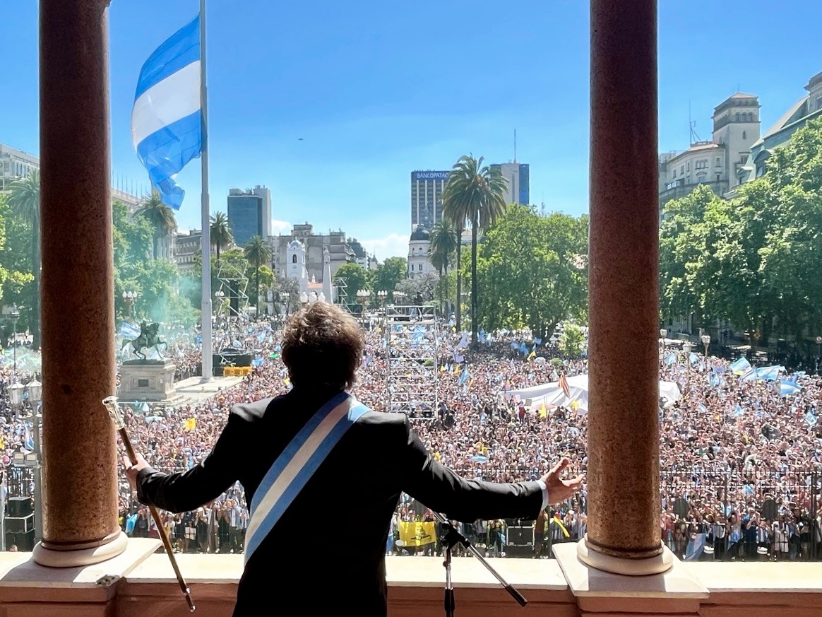 阿根廷新總統米雷伊正式致函婉拒加入金磚集團。圖為他就職時，在玫瑰宮的陽台上向全體阿根廷人發表演說。取自Casa Rosada臉書