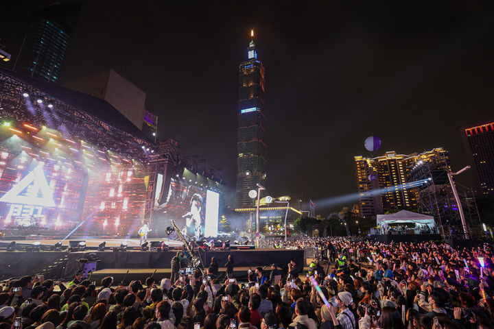 台北市政府31日在府前廣場舉辦「台北最HIGH新年城-2024跨年晚會」，吸引許多民眾到場準備迎接新年到來。圖/中央社