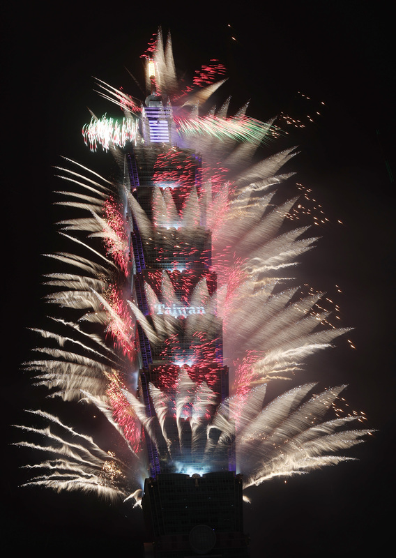 台北101大樓打造精彩跨年煙火大秀，1日凌晨盛大登場。圖/中央社