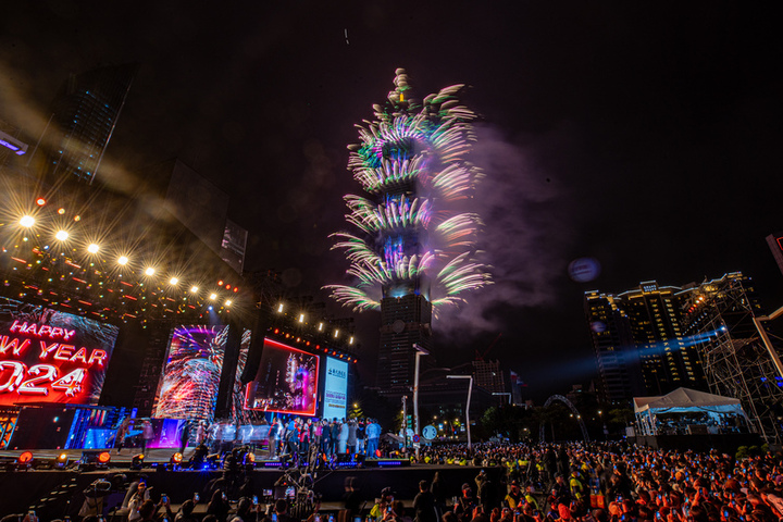 台北101跨年煙火秀吸引超過6.4萬人到場狂歡。圖/中央社