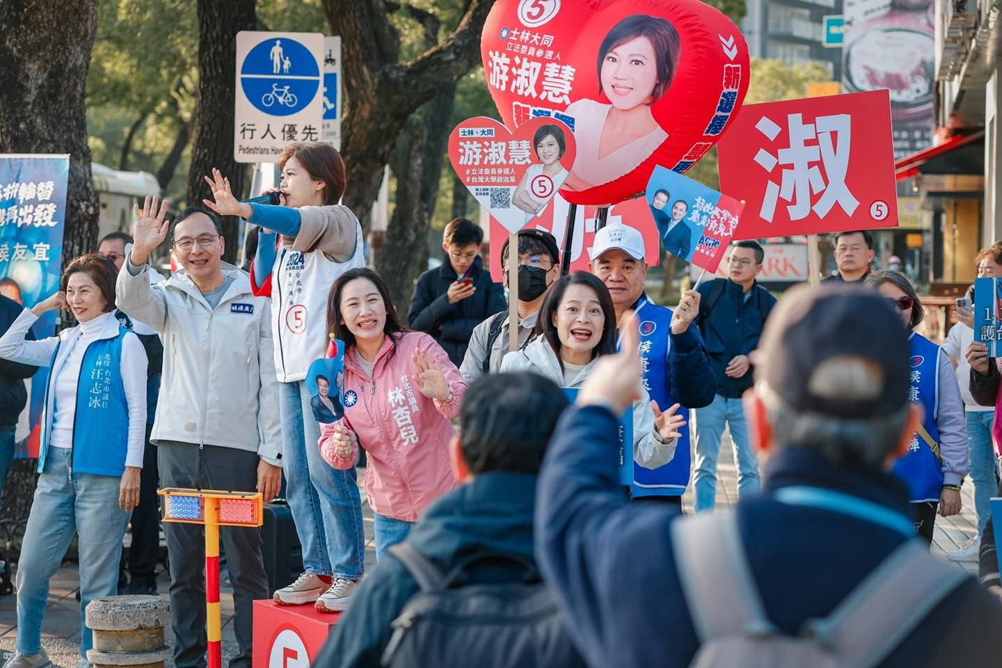 朱立倫2日上午陪同國民黨立委參選人游淑慧拜票。圖／引自朱立倫臉書