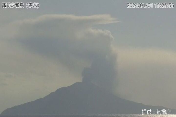 鹿兒島縣的諏訪之瀨島的御岳火山元旦下午噴發。圖/取自日本氣象廳