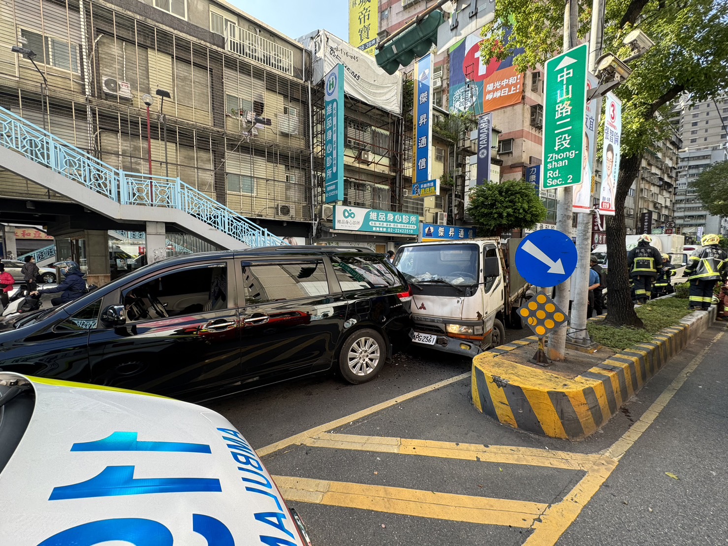 因為洪男的疏忽，造成4輛車連環追撞，交通一度打結。圖/翻攝畫面