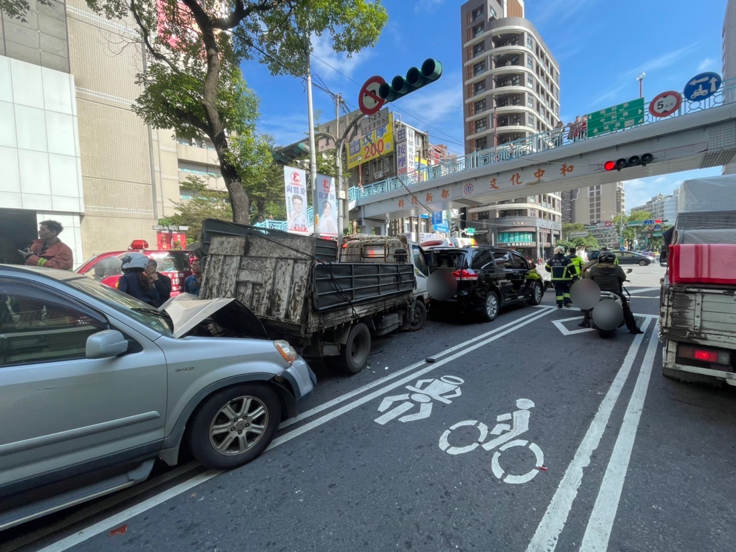 洪男邊開車邊吃便當，為撿拾掉落的筷子，未注意前方路況，竟直接往前衝撞，造成多輛停等紅燈的車輛遭波及。圖/翻攝畫面