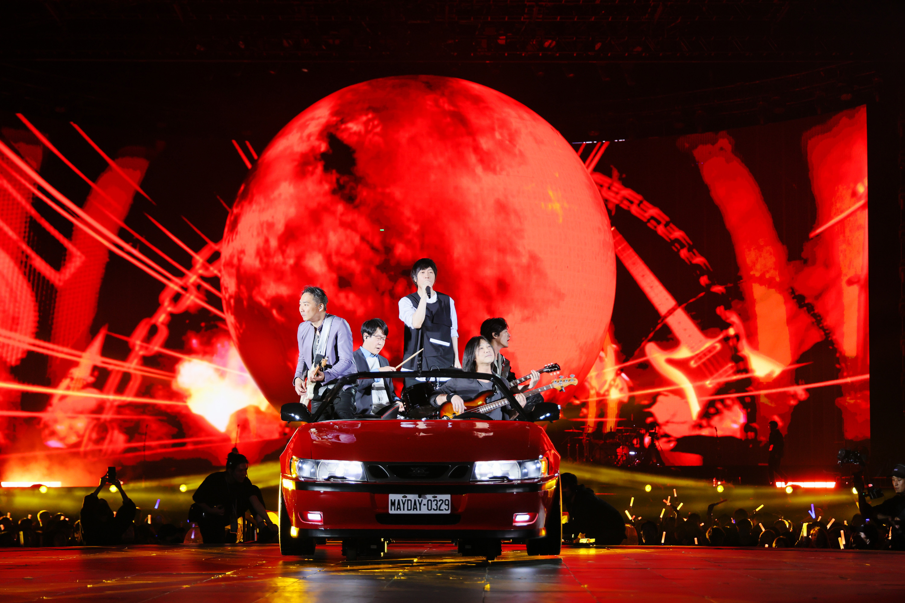 五月天乘坐復刻《恆星的恆心》演唱會的紅色跑車亮相。圖/相信音樂提供
