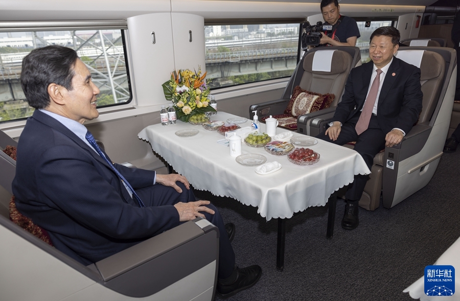 2023年3月31日下午，大陸國台辦主任宋濤（右）陪前總統馬英九（左）乘高鐵從武漢赴長沙。新華社