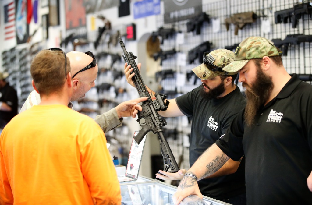 美槍枝泛濫是導致槍擊案眾多原因之一，圖為拉斯維加斯的槍械商店。取自新華社