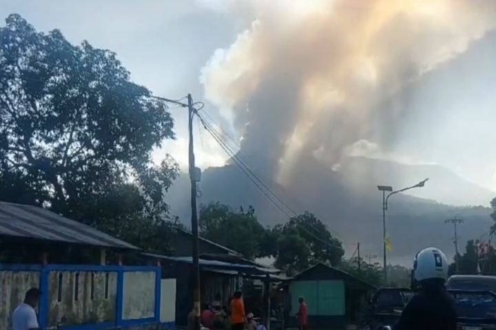 環太平洋火山帶不平靜　印尼東部火山噴發緊急疏散居民