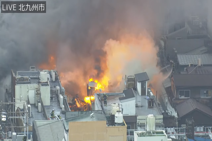 日本北九州知名商店街沖天大火　多棟建物延燒逾3小時