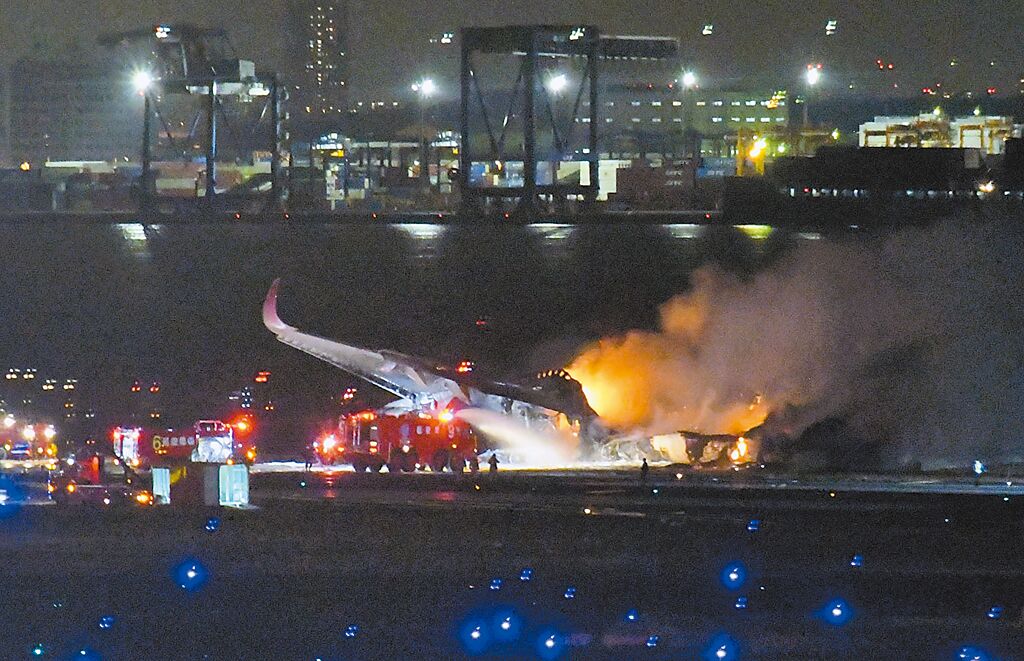 日本航空班機2日降落東京羽田機場時，在跑道與準備起飛的海上保安廳定翼機擦撞起火。圖/ 取自新華社