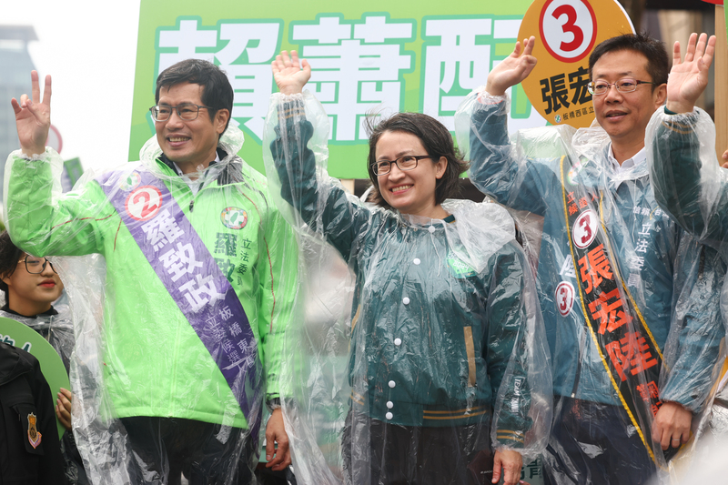 民進黨副總統候選人蕭美琴（中）3日一早就到新北市輔選立委候選人羅致政（左）。 中央社