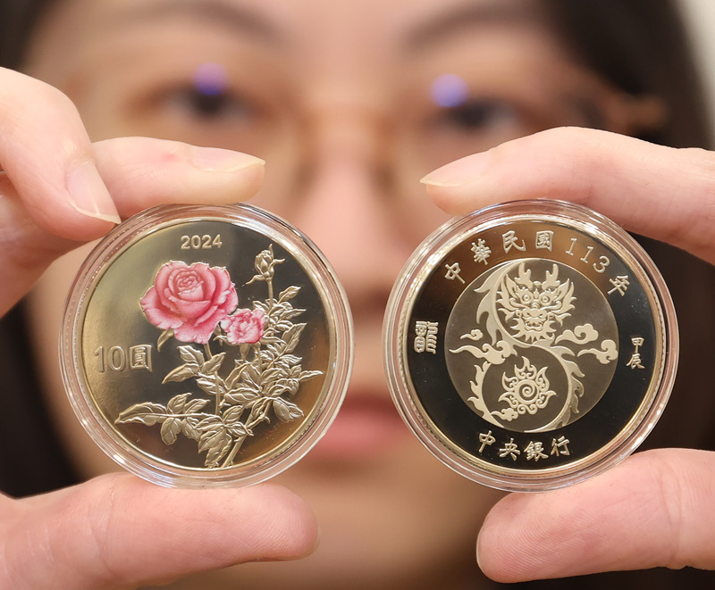 銅合金幣正面（右）以「祥龍戲珠為主構圖」，背面（左）則是部分上彩的「玫瑰花」。圖/中央社