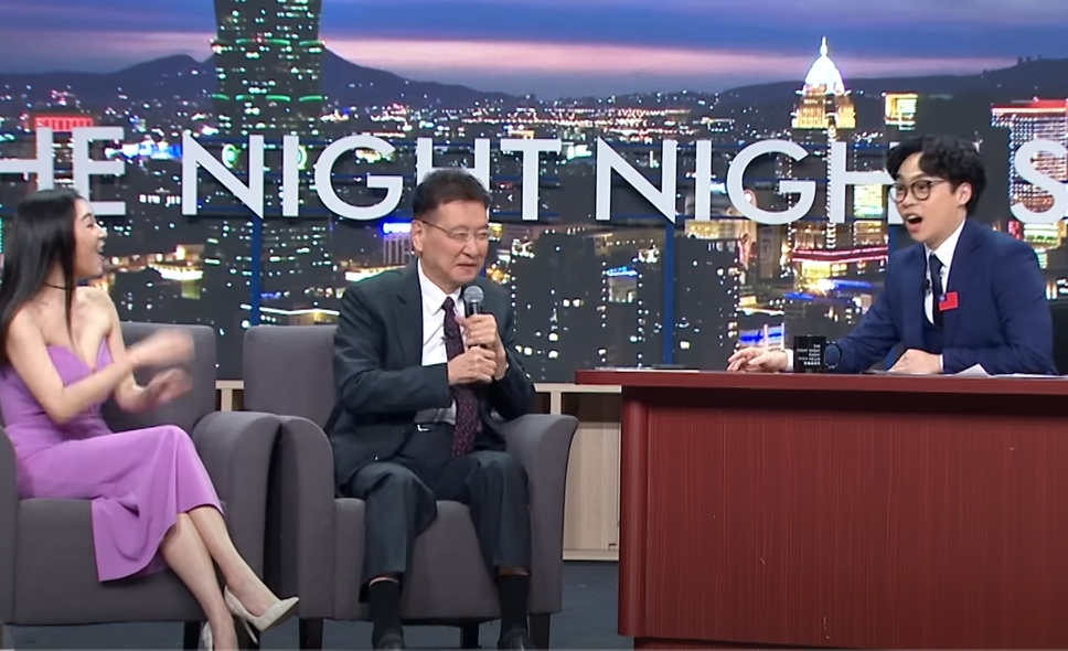 國民黨總統候選人趙少康參加「賀瓏夜夜秀」影片上架不到24小時，在Youtube頻道的兩支影片點閱數合計突破180萬。圖／翻攝自STR Network官方YT頻道