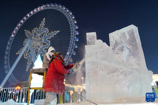 冰雕賽選手努力創作最美的冰雕作品。圖/取自新華網