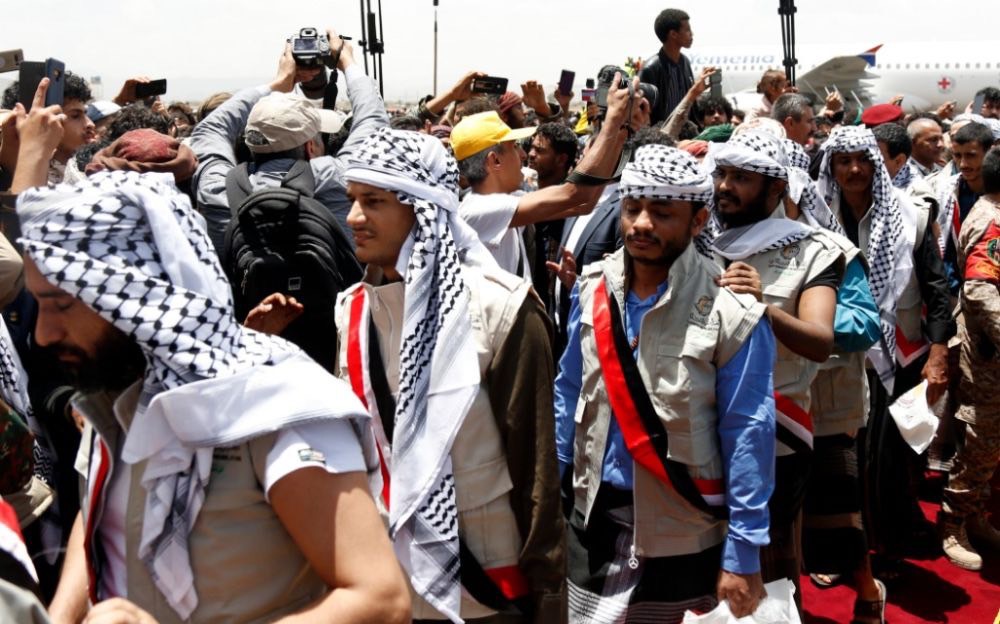 2023年4月14日葉門薩那機場，民眾迎接獲釋的胡塞武裝成員戰俘。圖/取自新華社