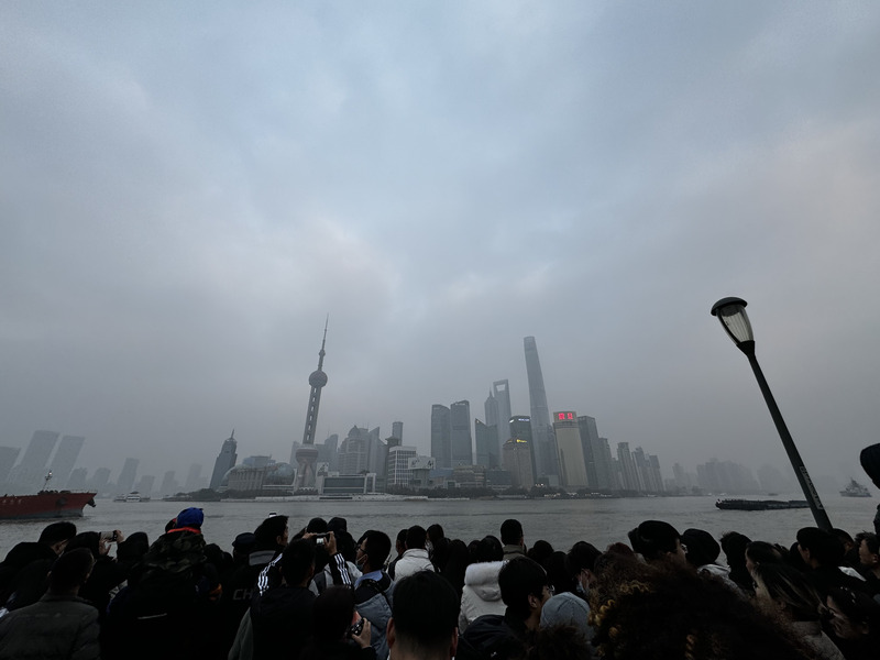 上海近日出現嚴重空污，東方明珠塔也被霧霾籠罩。圖/取自中央社