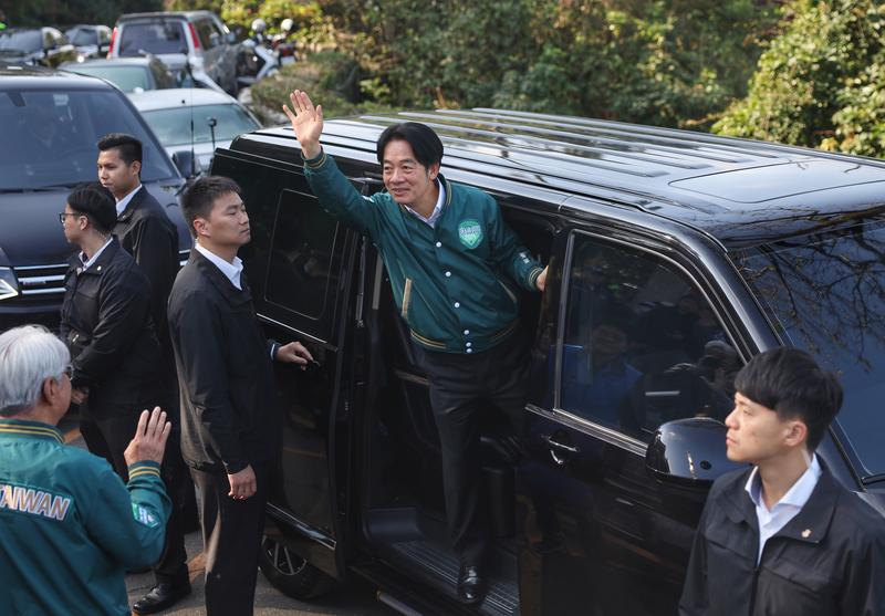 民進黨總統候選人賴清德（右2）6日到新北市汐止天秀宮參香祈福，離去前站上座車向群眾揮手致意。 圖／中央社