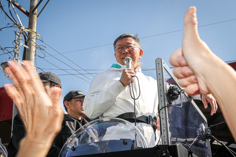 台灣民眾黨總統候選人柯文哲6日在台中進行車隊掃街，沿途向支持民眾拜票，懇請眾人支持。圖／ 中央社