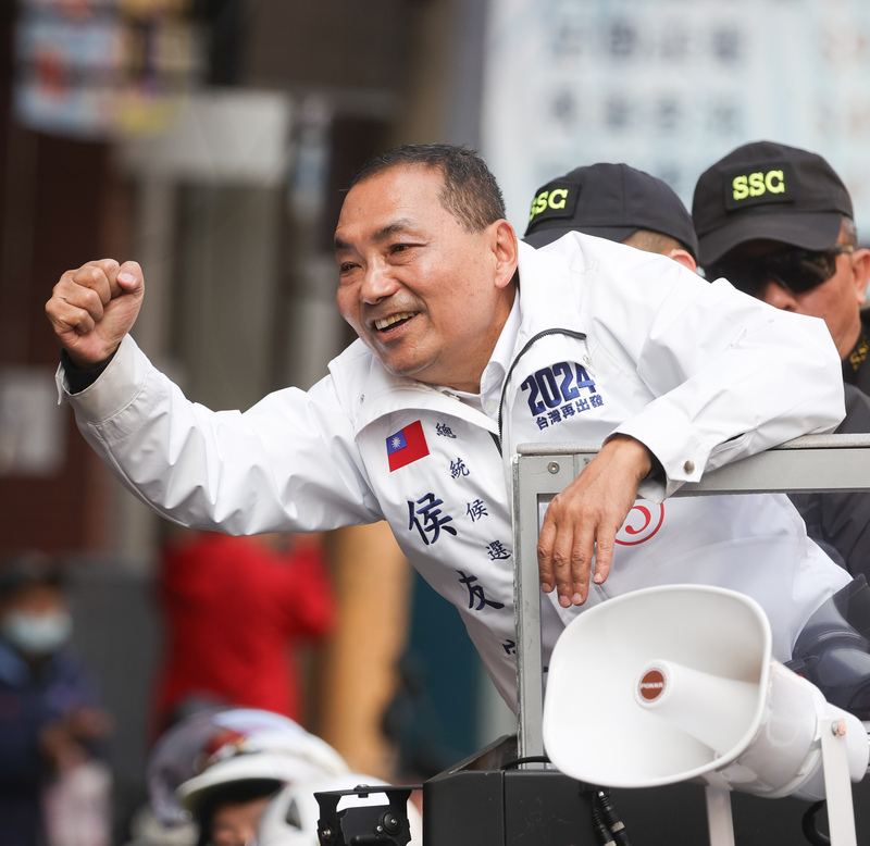 國民黨總統候選人侯友宜6日上午到新北市板橋區進行車隊掃街拜票，沿途支持者高喊「凍蒜」，侯友宜振臂回應。圖／ 中央社