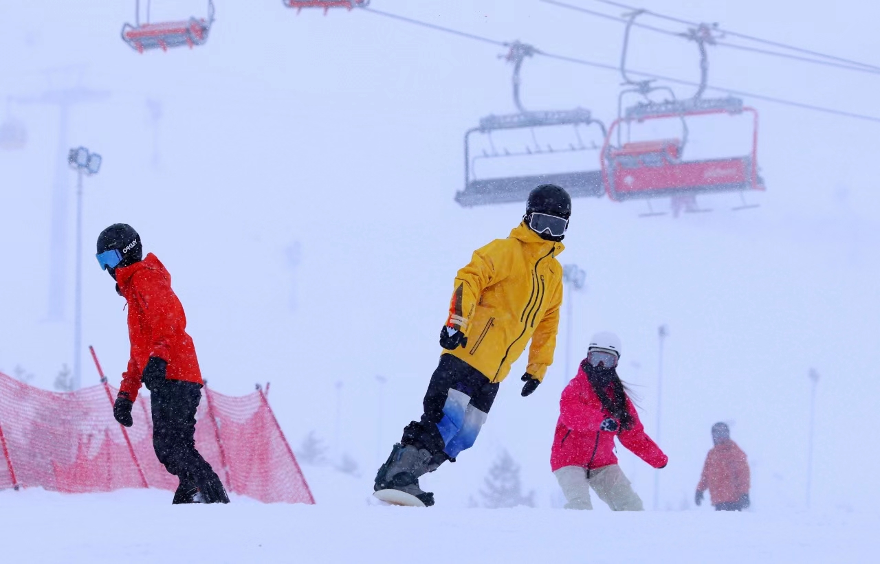 新疆阿勒泰市將軍山國際滑雪度假區新年迎來遊客高峰。圖為月初新疆阿勒泰市，遊客在將軍山滑雪。圖／中新社