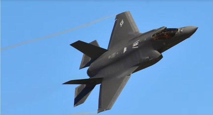 貝宜系統公司繼續生產關鍵任務F-35電子戰系統。（圖/取自美國之音）