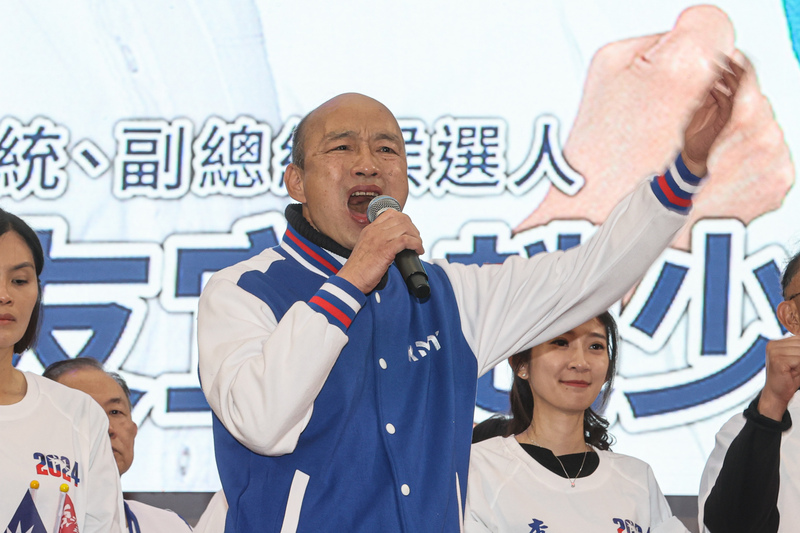 國民黨不分區候選人韓國瑜造勢時形容民眾黨總統候選人柯文哲如同「空氣槍」，操作棄保動作明顯，有媒體人認為韓國瑜的這番話將不利藍營小雞。圖/中央社