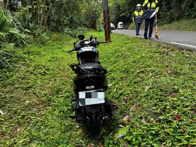 19歲男大生外出騎車，不慎自撞電線杆，當場失去生命跡象，送醫急救仍回天乏術。圖／翻攝畫面