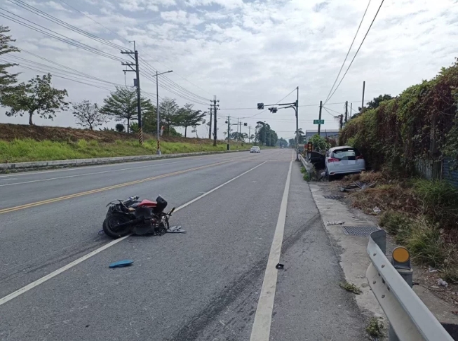 無照少年騎車跨越雙黃線　遭對向轎車撞飛不治