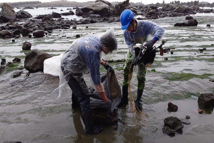 各地志工在東北角海岸清除了多達1650公斤的重油污染物。圖/取自新北市政府環保局