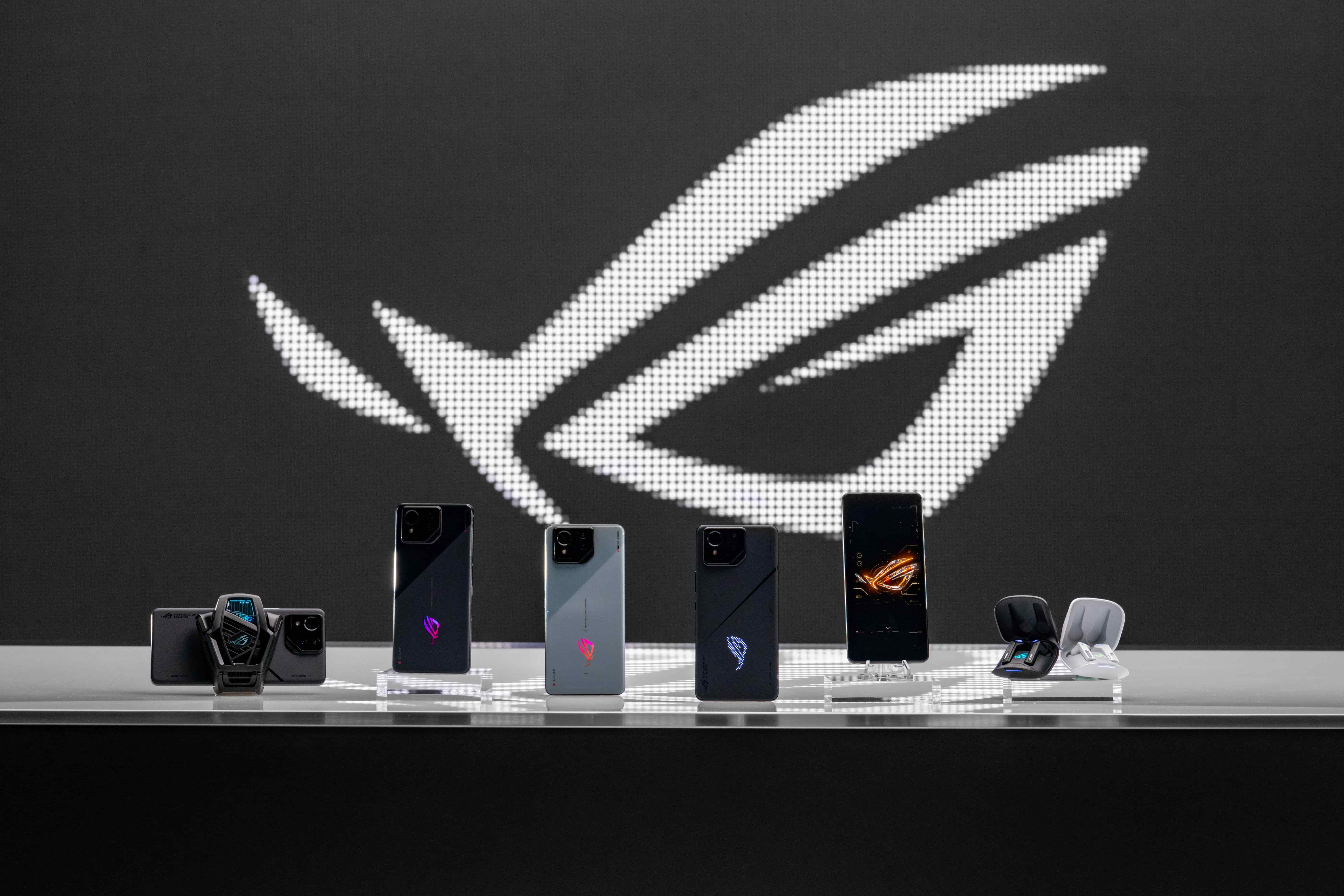 ROG Phone 8 Series在發表會中震撼現身，除外型大變身，更把相機拍攝技能點滿，超越電競，邁向全能。圖/華碩提供