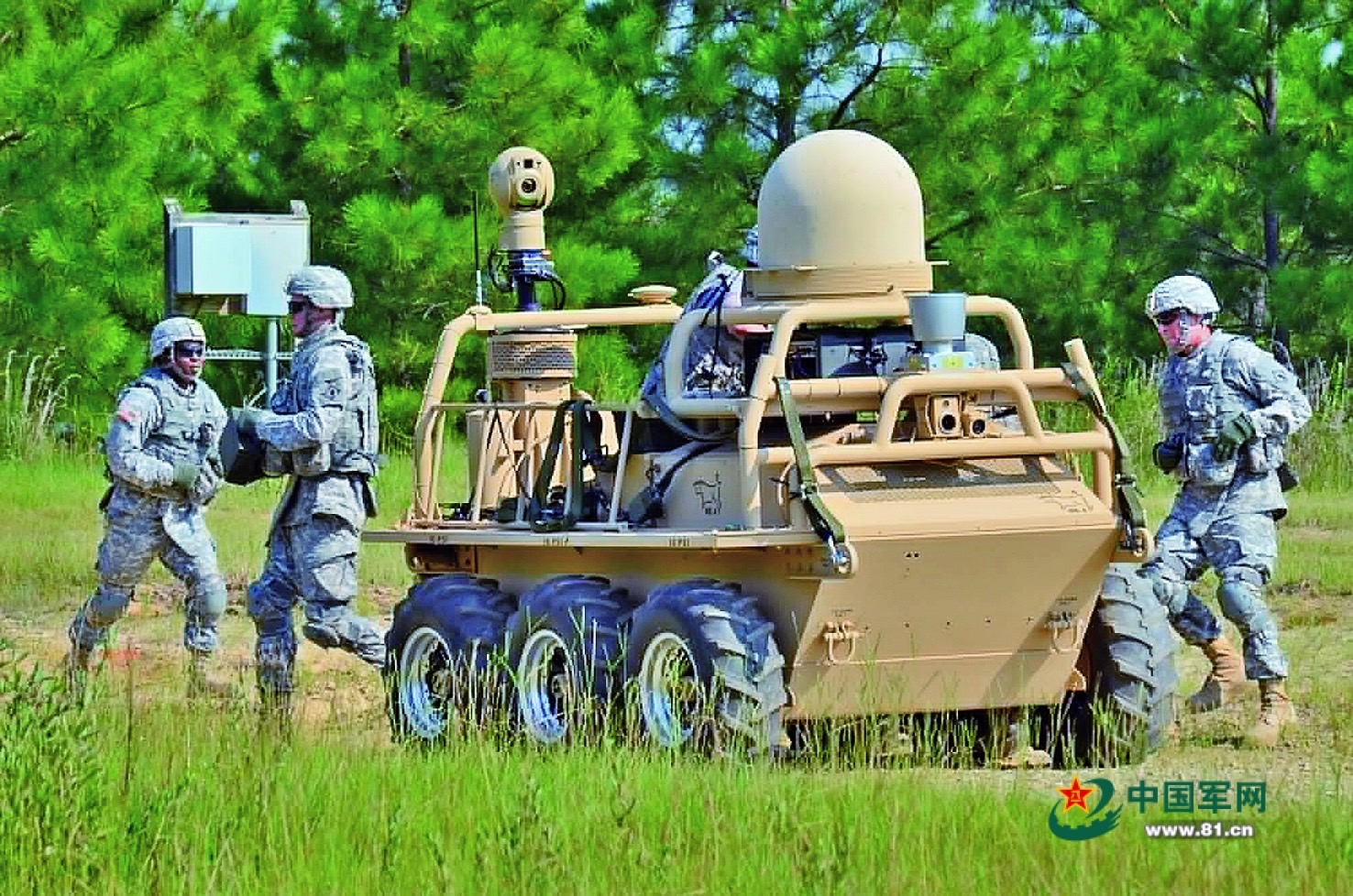 美陸軍士兵正在測試機器人。圖/取自中國軍網